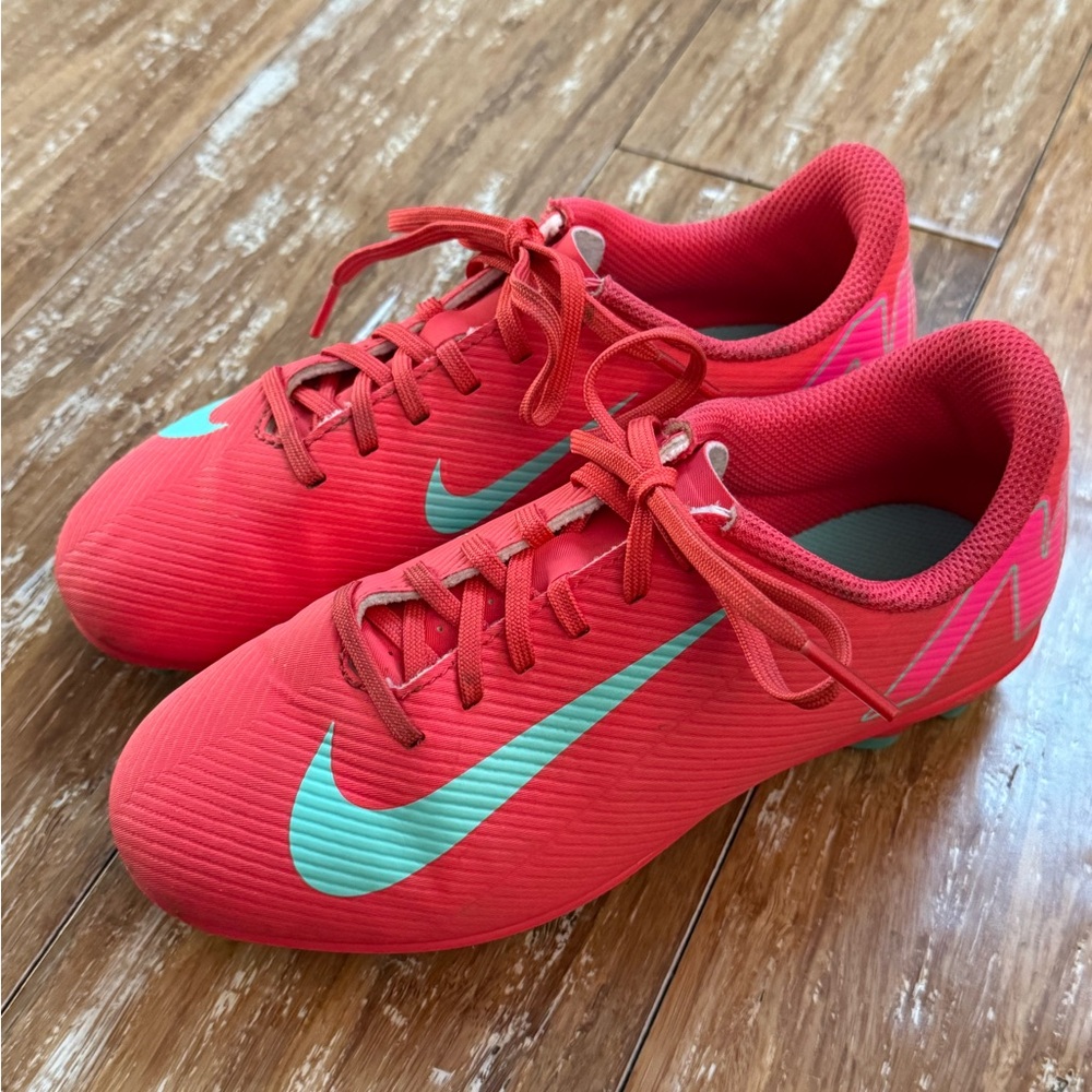 Nike Jr. Mercurial Vapor 16 Club Big Kids' Unisex Soccer Cleats Size 1Y
